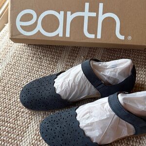 Women’s 8 EARTH, Navy Scalloped Mary Janes